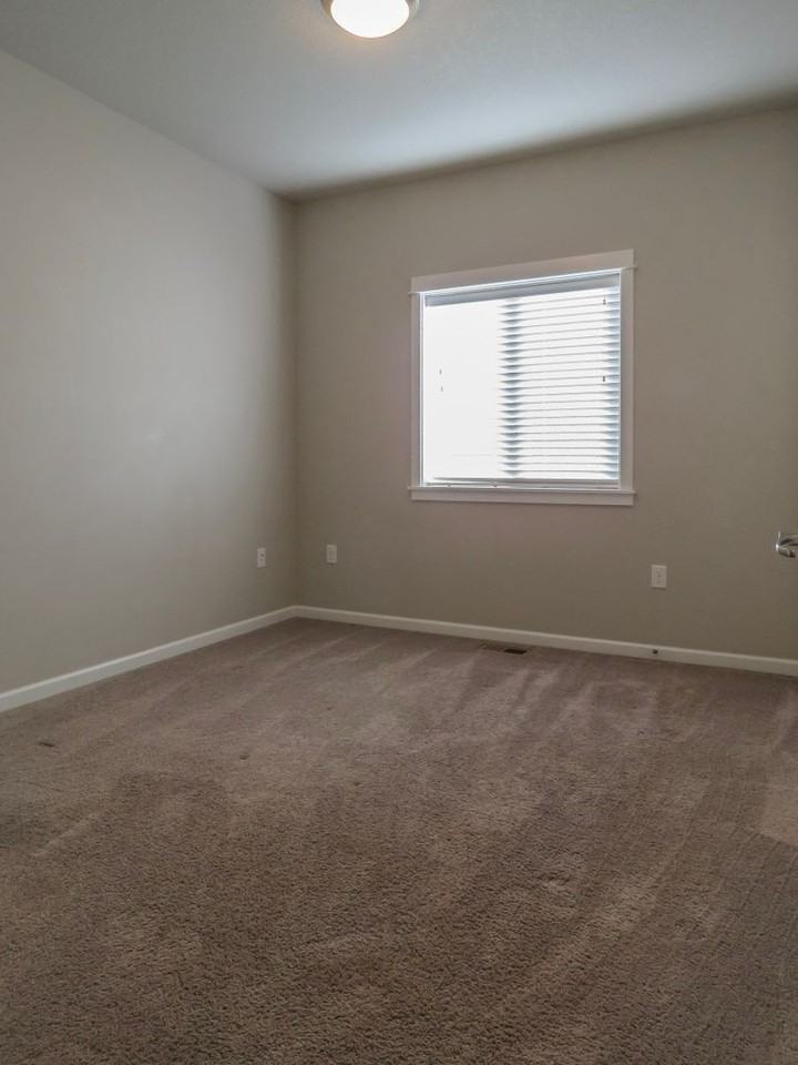 384 Sw Mt Rainier St - Photo 4 of 21