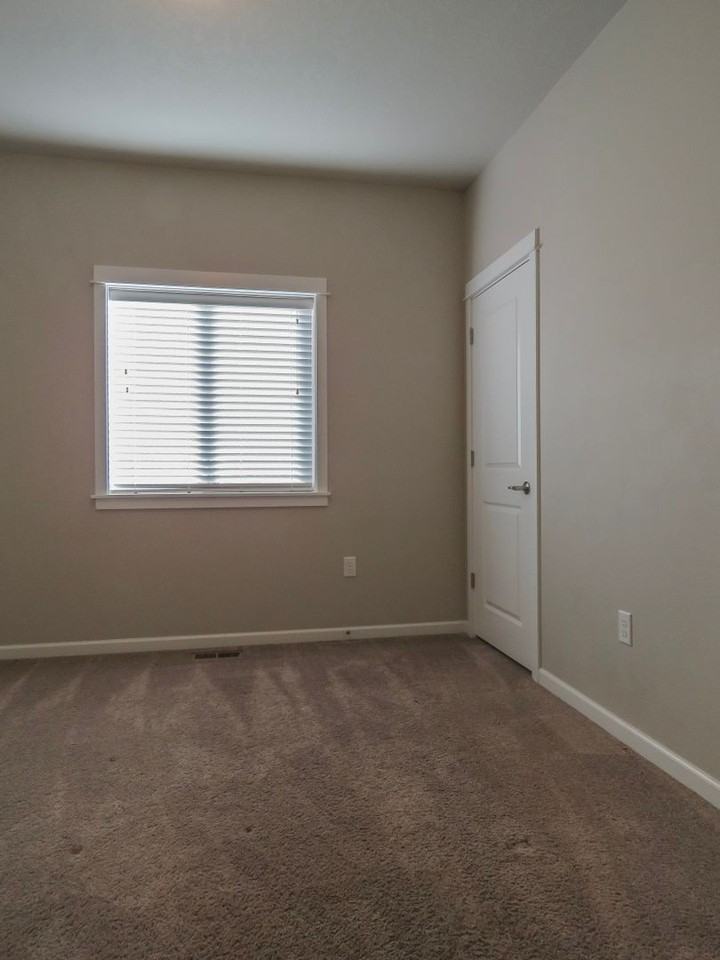 384 Sw Mt Rainier St - Photo 5 of 21