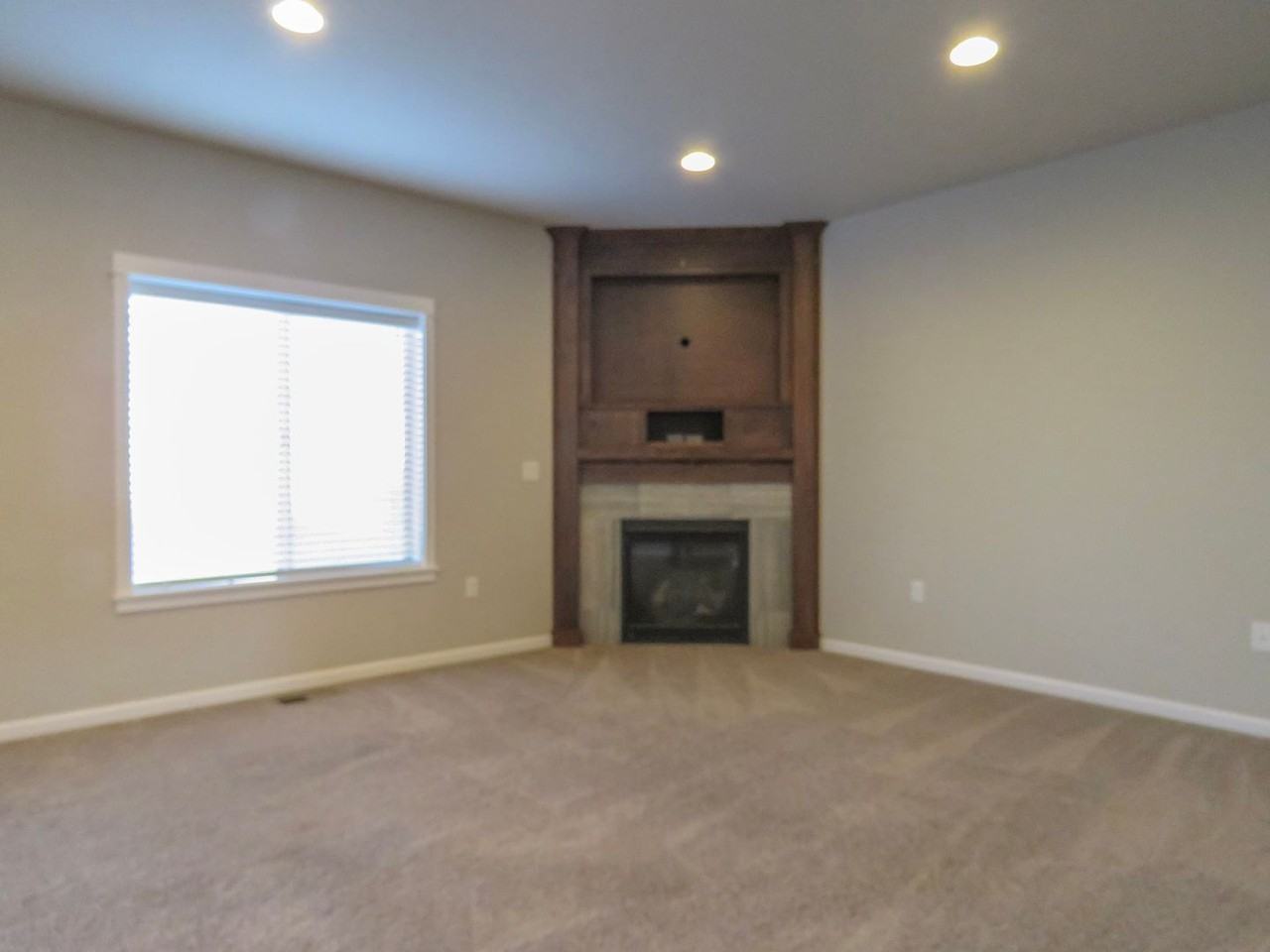 384 Sw Mt Rainier St - Photo 6 of 21