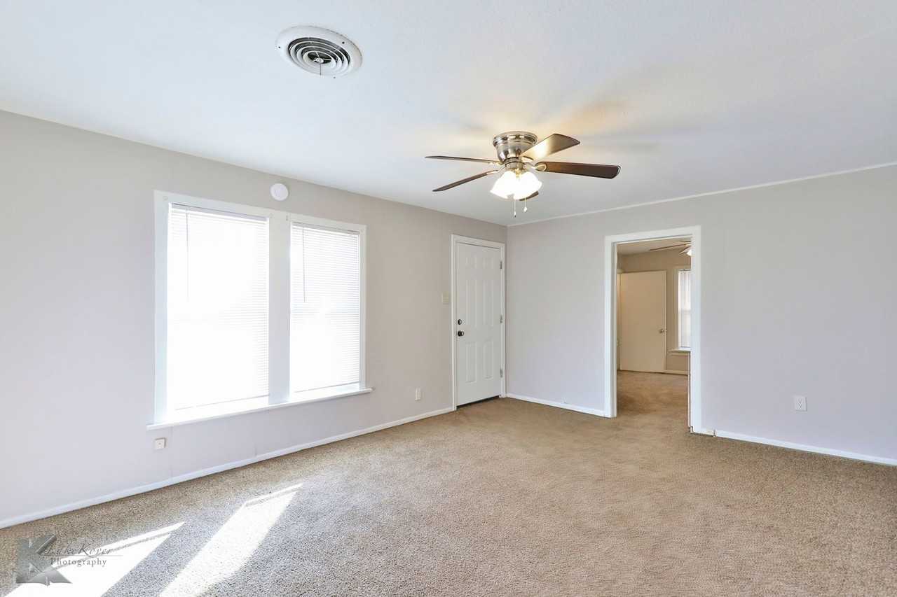 918 Beech St - Photo 3 of 33