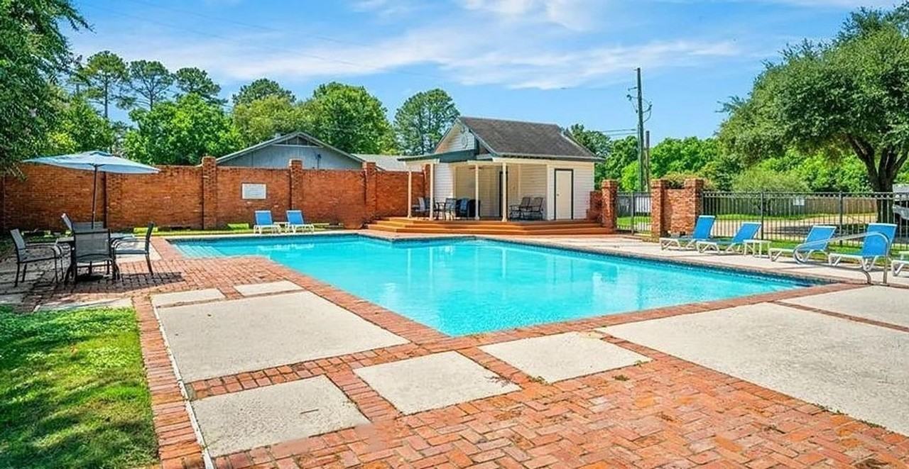 993 Bayou Trace Dr - Photo 2 of 7