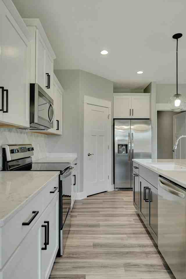 8630 S 51st St - Photo 7 of 21