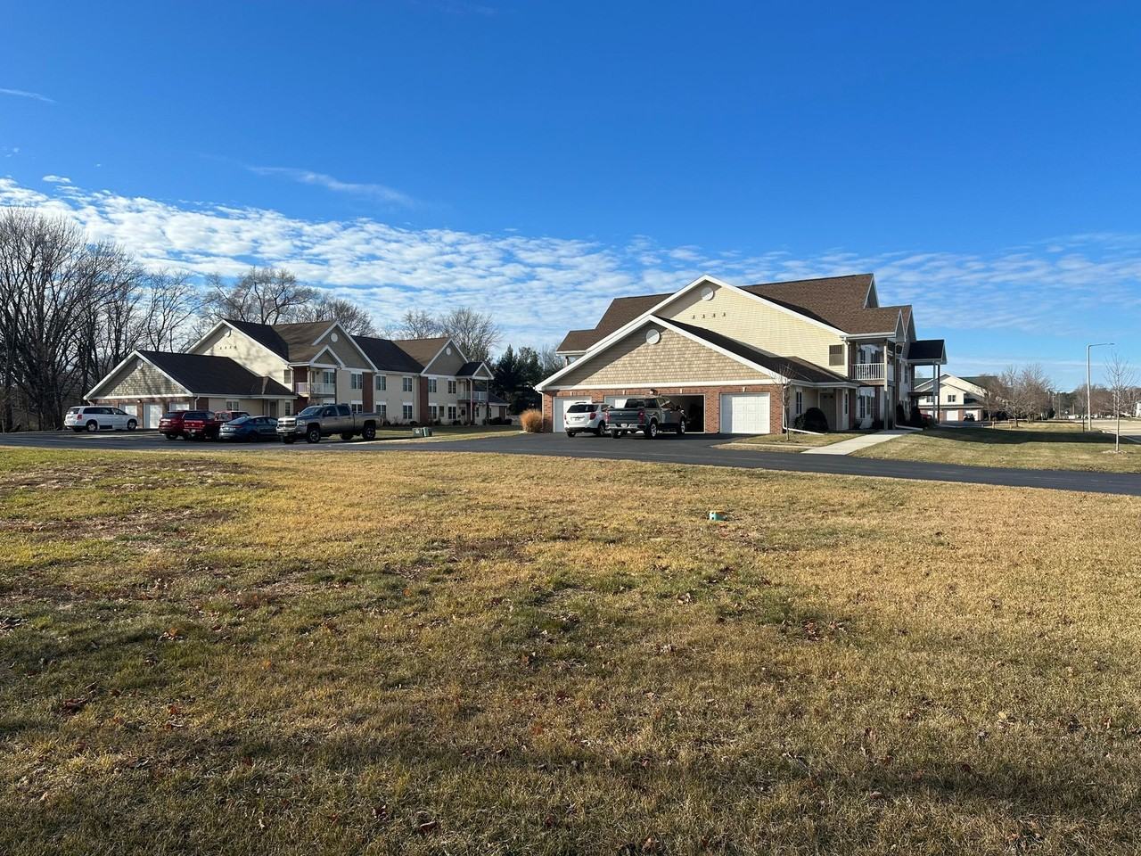 575 Sunset Dr. - Photo 2 of 4