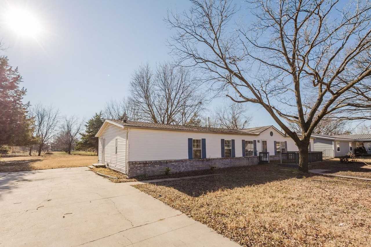 1218 E 10th St - Photo 2 of 22