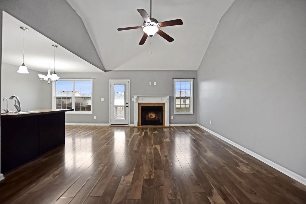 512 Falkland Cir - Photo 2 of 21