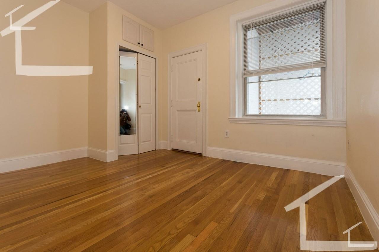 63 Thatcher St - Photo 6 of 9