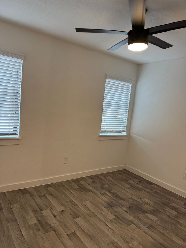 Dream Montrose - Photo 4 of 13