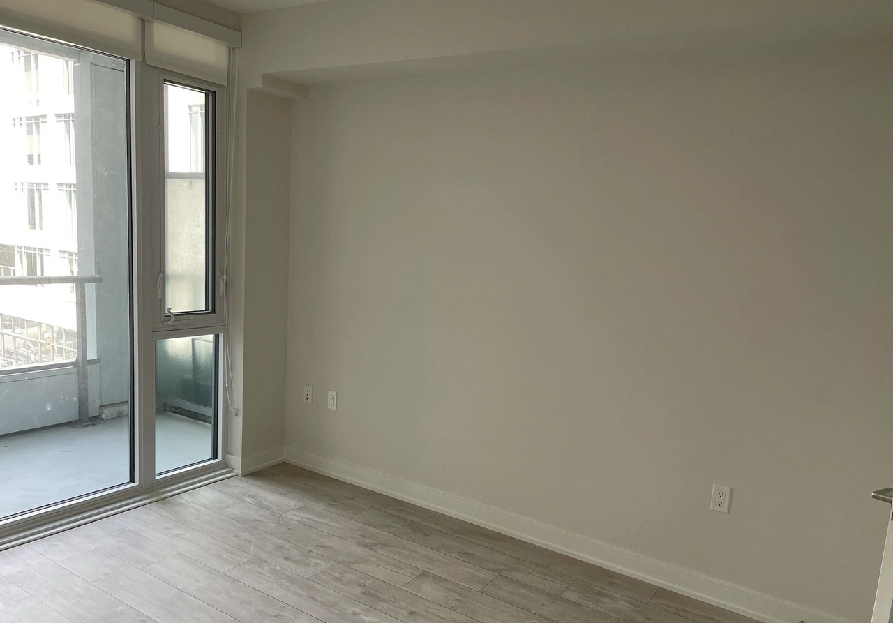 576 Front Street West #09 - Photo 4 of 11