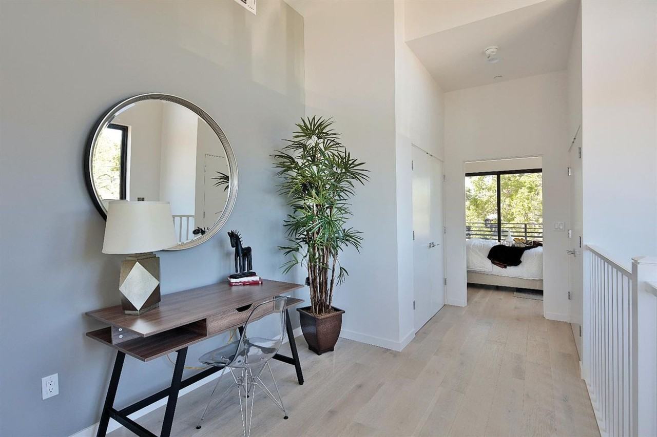 2541 34th St - Photo 3 of 20