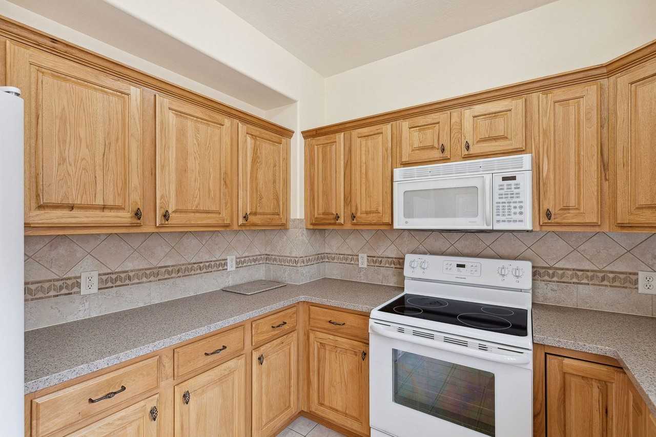 825 Crestmont Way #E - Photo 2 of 42