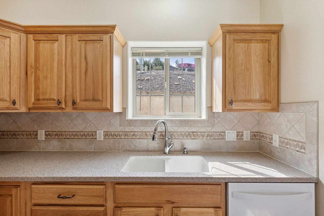 825 Crestmont Way #E - Photo 3 of 42