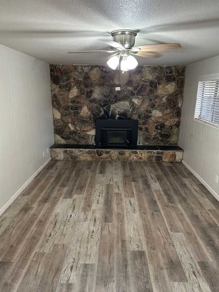 1015 Lorraine Dr - Photo 3 of 10