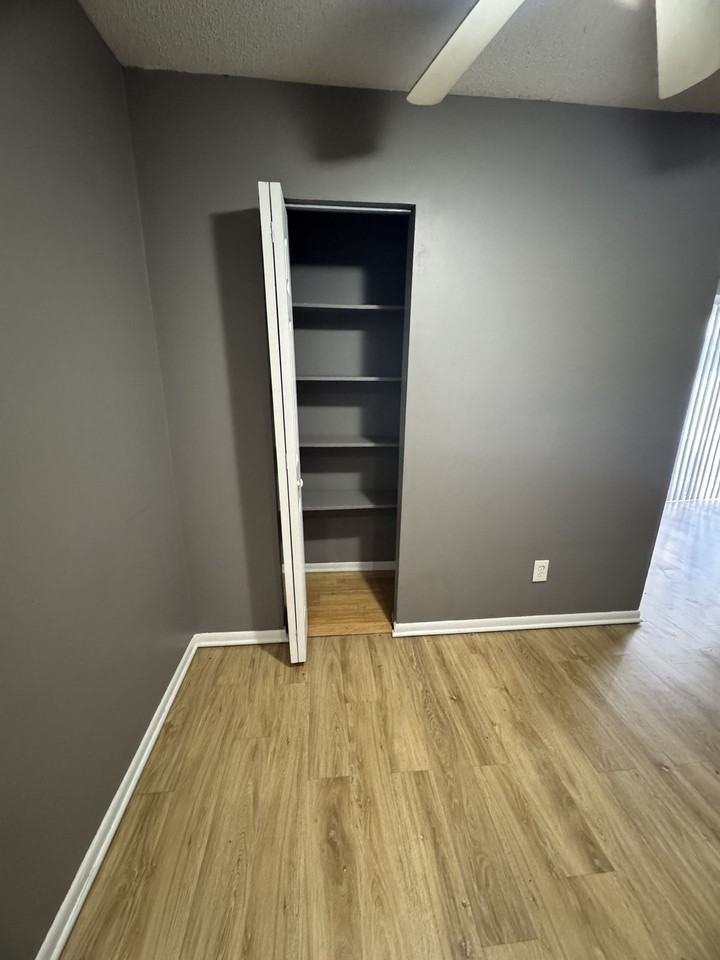 spacious 1 bedroom - Photo 3 of 13