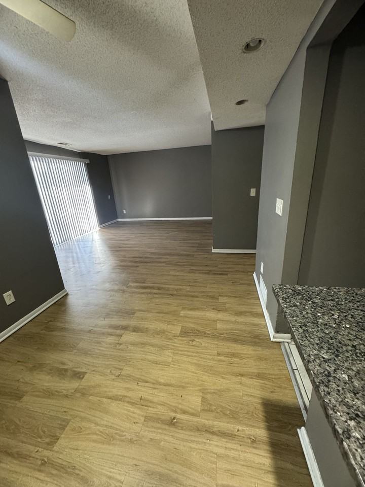 spacious 1 bedroom - Photo 4 of 13