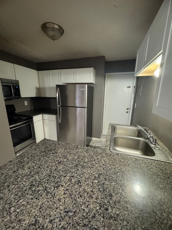 spacious 1 bedroom - Photo 5 of 13