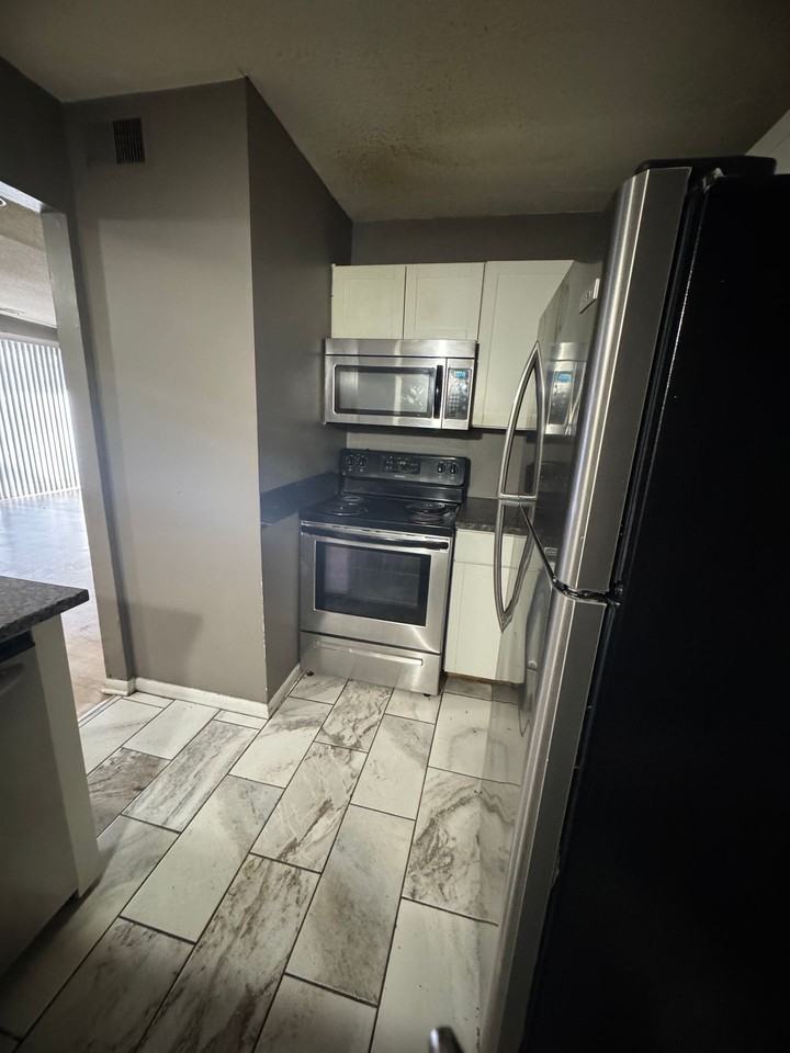 spacious 1 bedroom - Photo 6 of 13