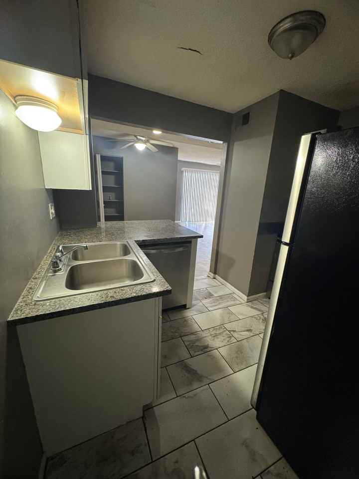 spacious 1 bedroom - Photo 7 of 13