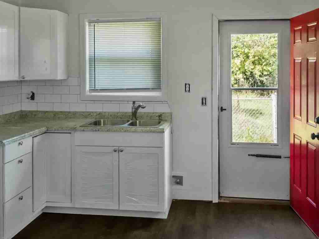 1204 Randolph Ave - Photo 6 of 10