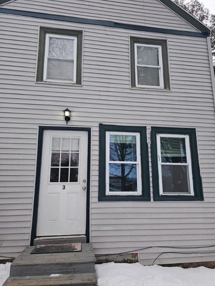 Spacious two story townhomes in the heart of Waldoboro! Walk to the water, and pets ok! - Photo 3 of 13