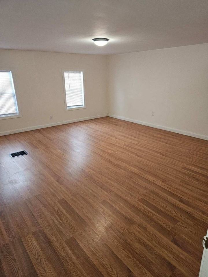 Spacious two story townhomes in the heart of Waldoboro! Walk to the water, and pets ok! - Photo 4 of 13