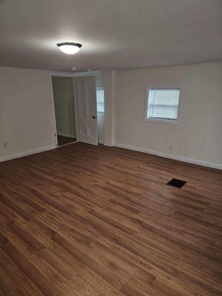 Spacious two story townhomes in the heart of Waldoboro! Walk to the water, and pets ok! - Photo 7 of 13