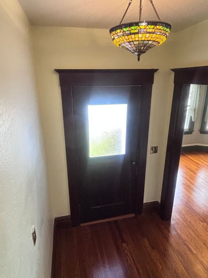827 Capitol St - Photo 3 of 37