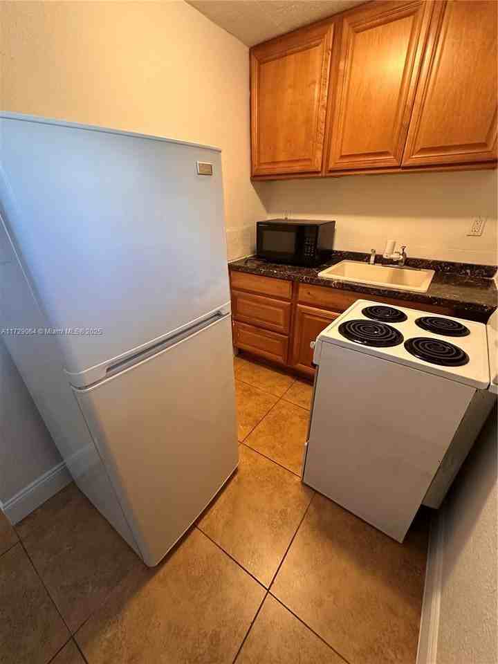 6131 Sw 39th St - Photo 3 of 8
