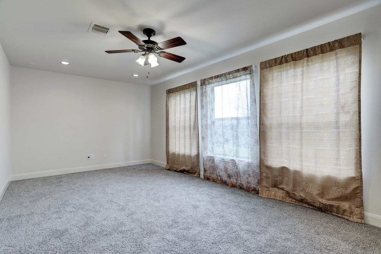 433 Holly Branch Ln - Photo 7 of 32