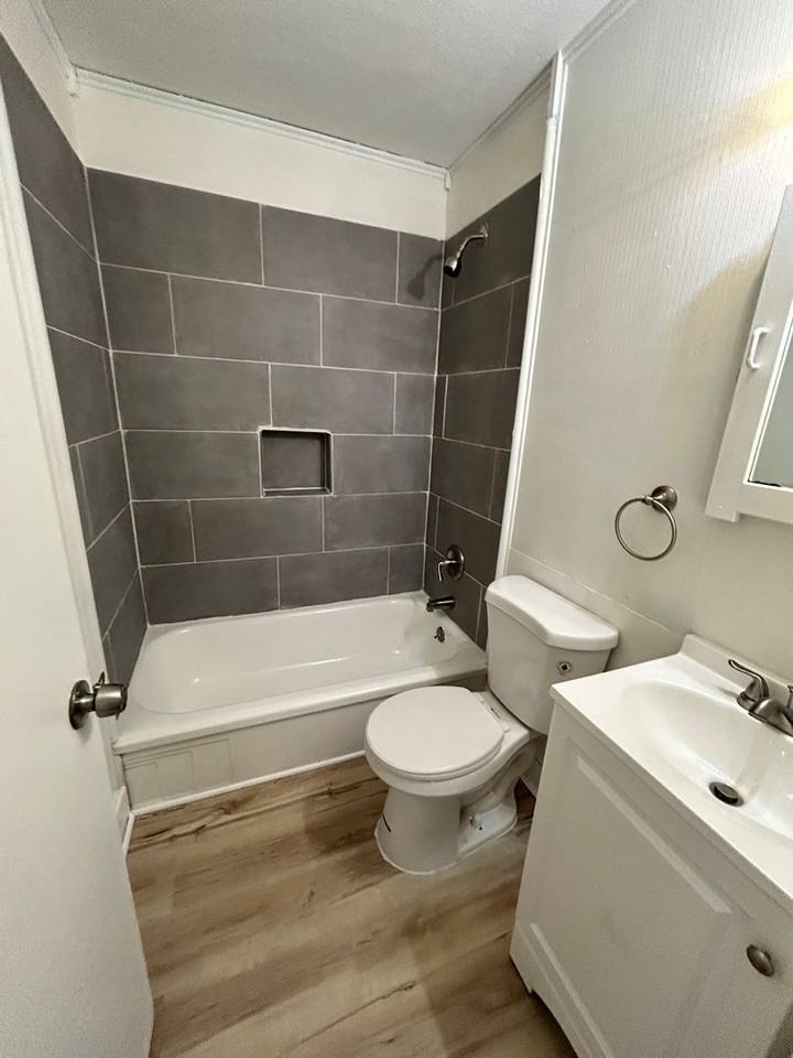 420 Caithness Rd - Photo 2 of 10