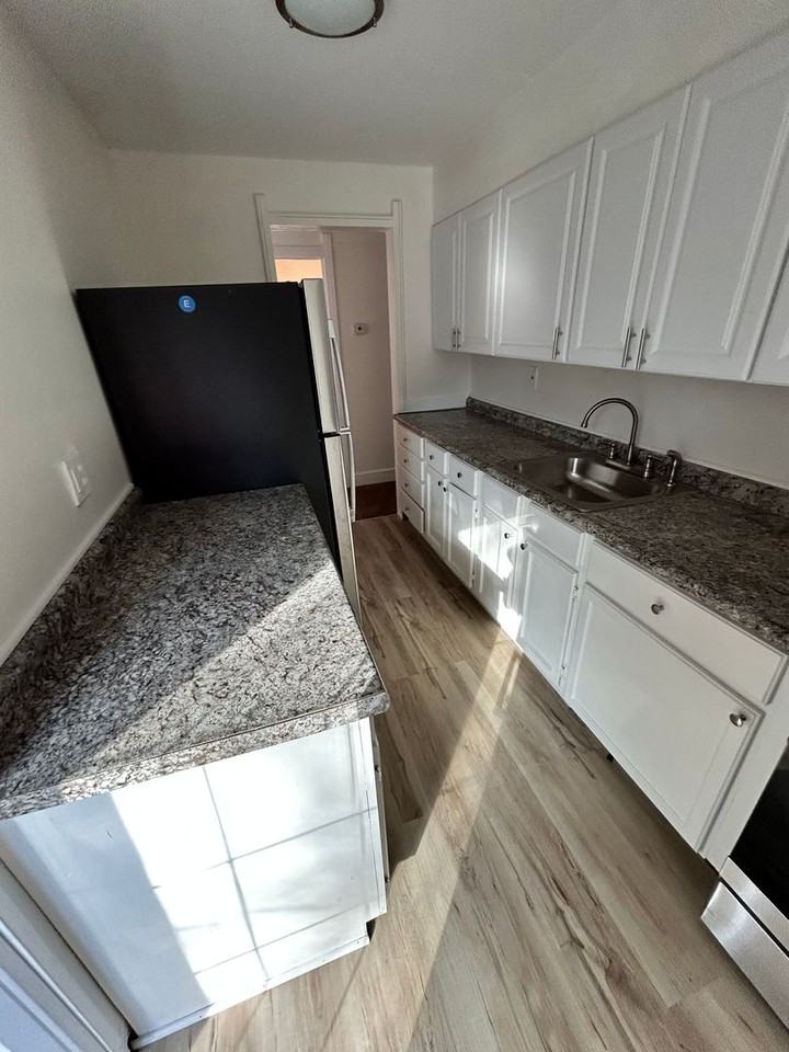 420 Caithness Rd - Photo 3 of 10