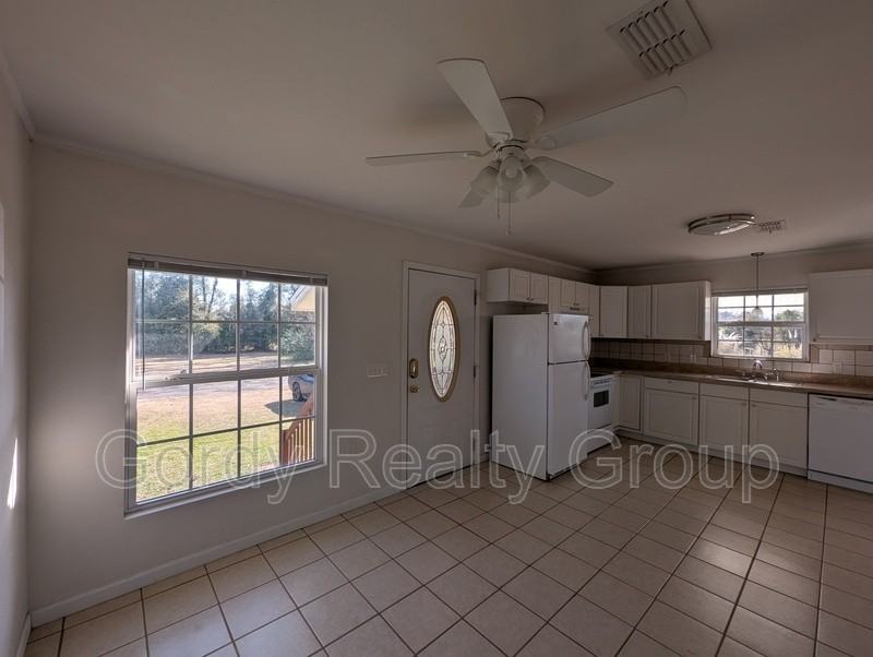 3137A Redbud Ln - Photo 3 of 7