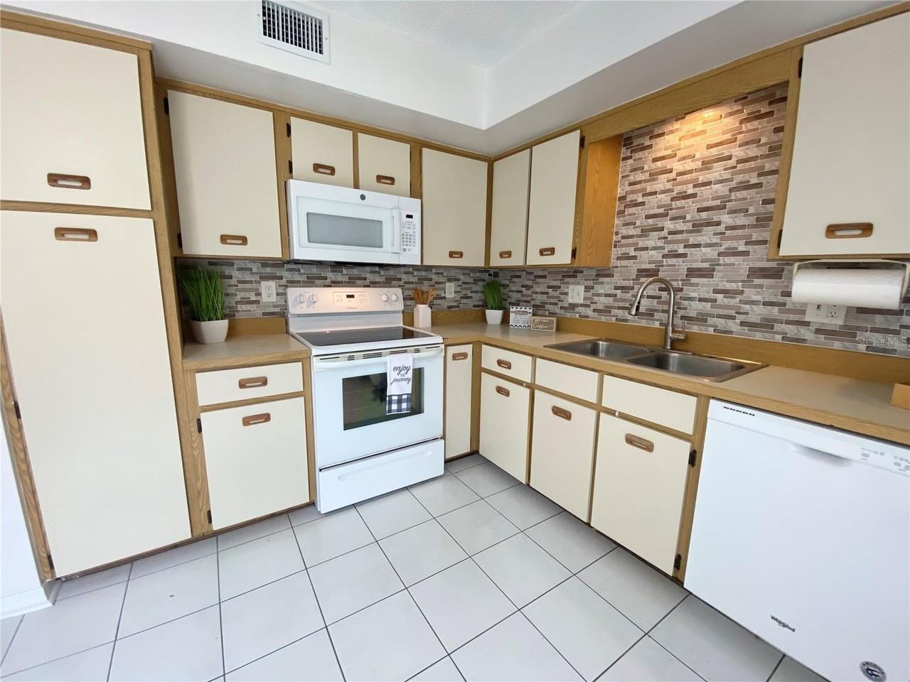 2067 Oak Meadow Cir - Photo 5 of 15