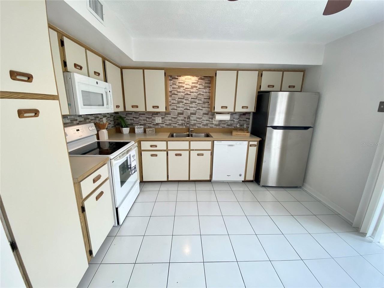 2067 Oak Meadow Cir - Photo 6 of 15
