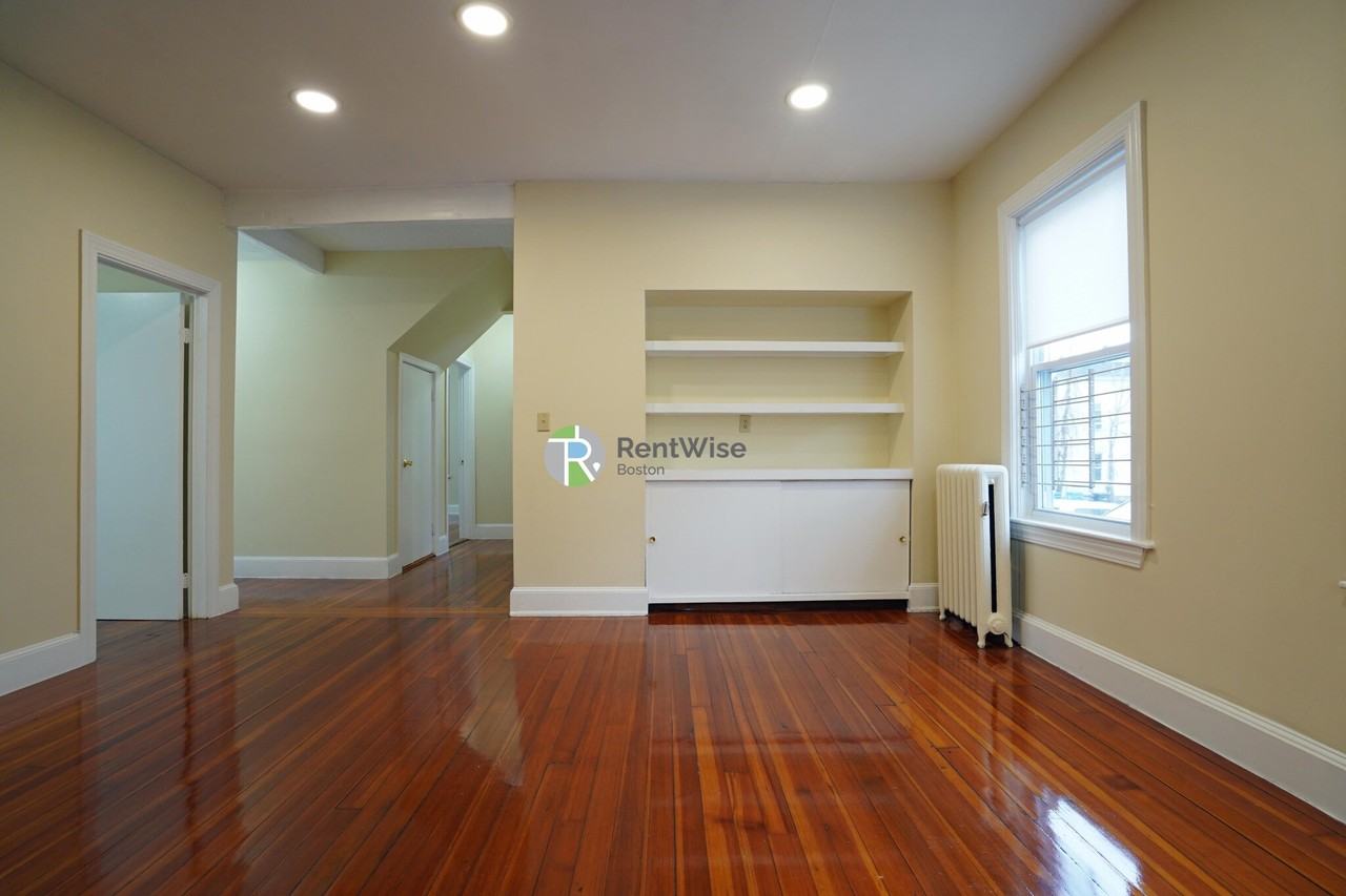 82 Robbins St #1 - Photo 4 of 23