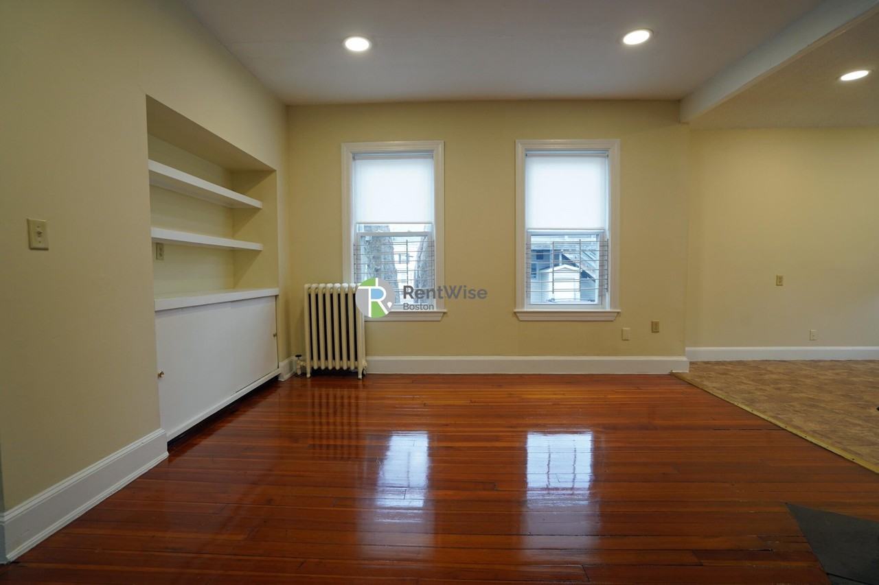 82 Robbins St #1 - Photo 5 of 23