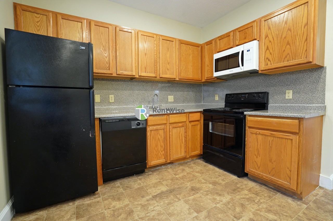 82 Robbins St #1 - Photo 7 of 23