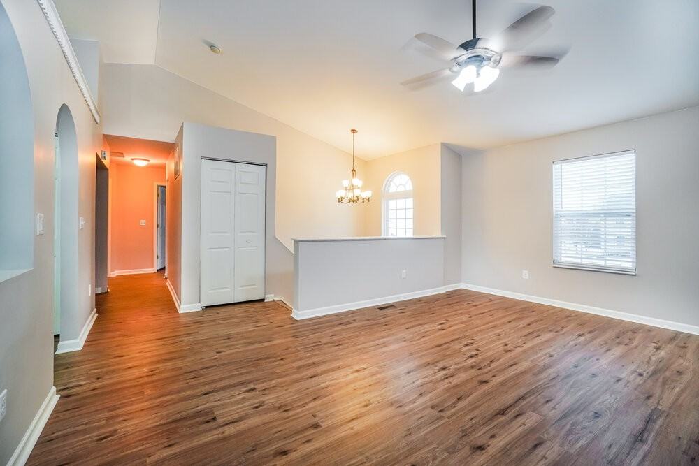 616 Barn St - Photo 5 of 17