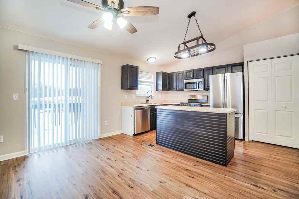 616 Barn St - Photo 6 of 17