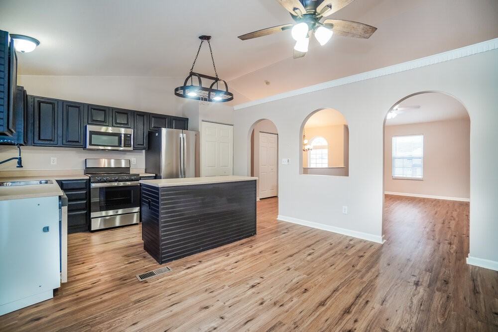 616 Barn St - Photo 7 of 17