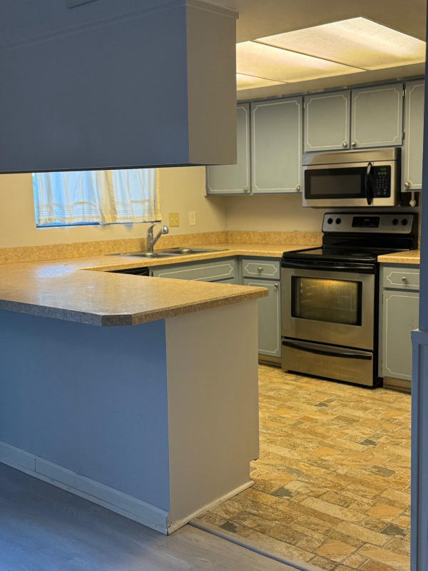 8150 Sutton Pl E - Photo 4 of 27