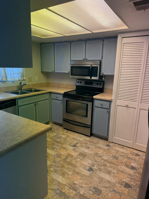 8150 Sutton Pl E - Photo 5 of 27