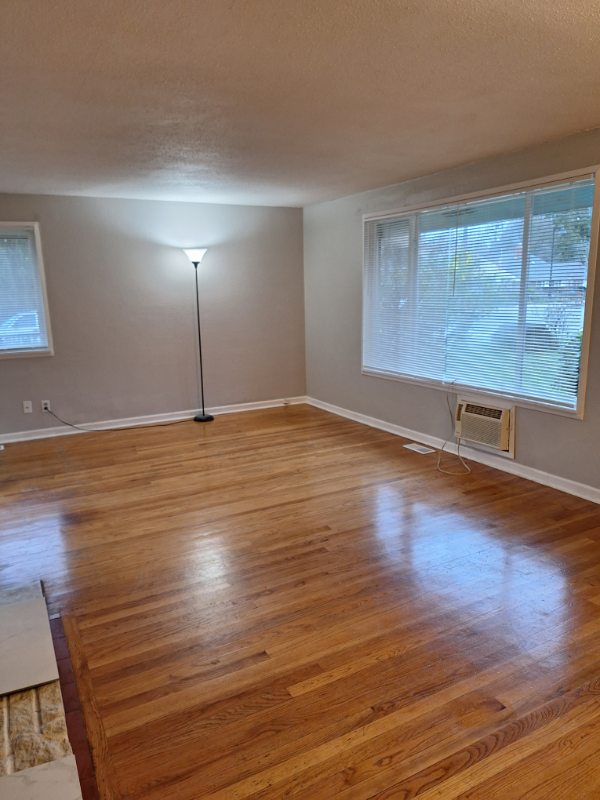 16605 37th Ave S - Photo 3 of 8