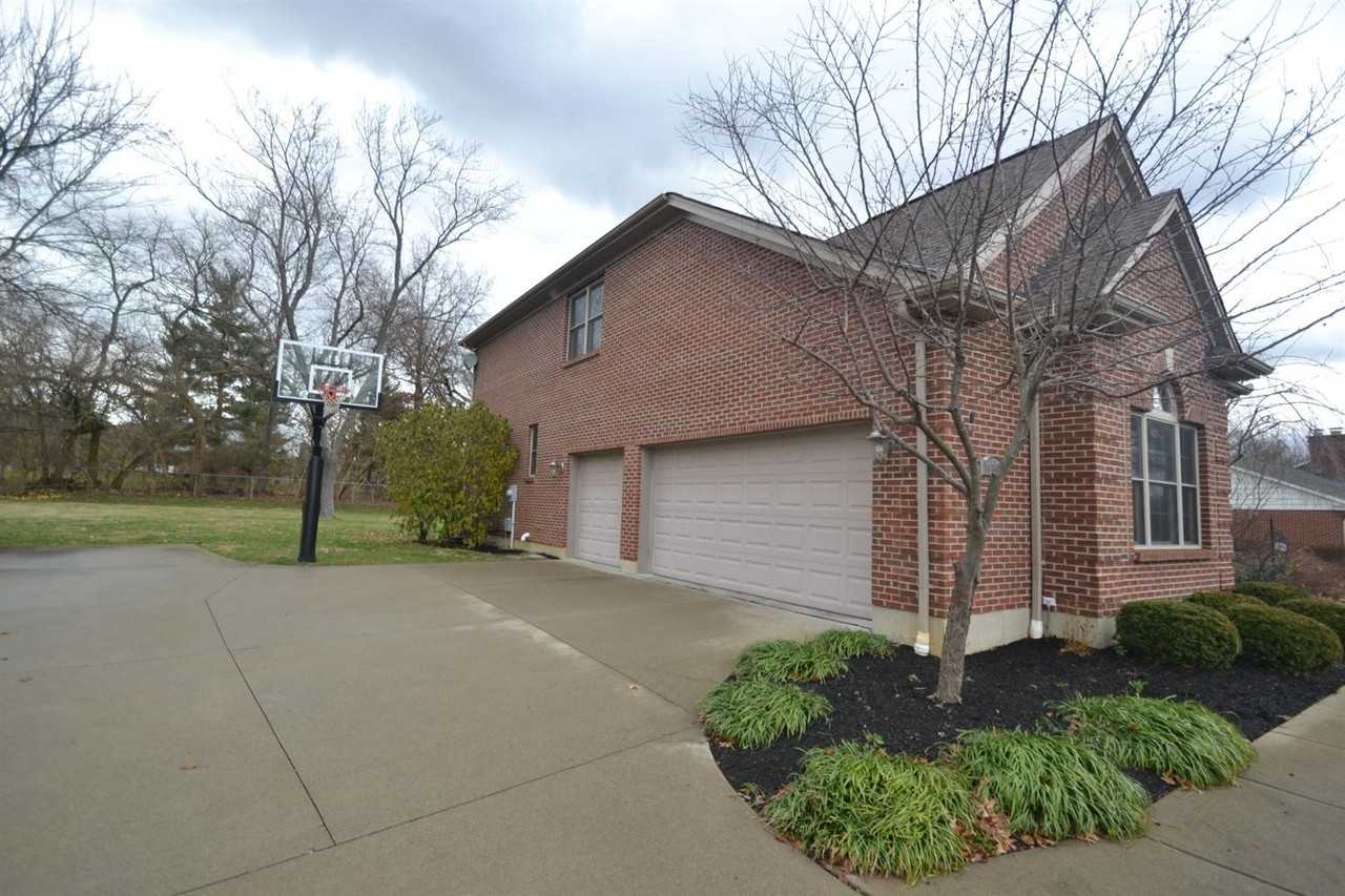 10321 Buxton Ln - Photo 3 of 20