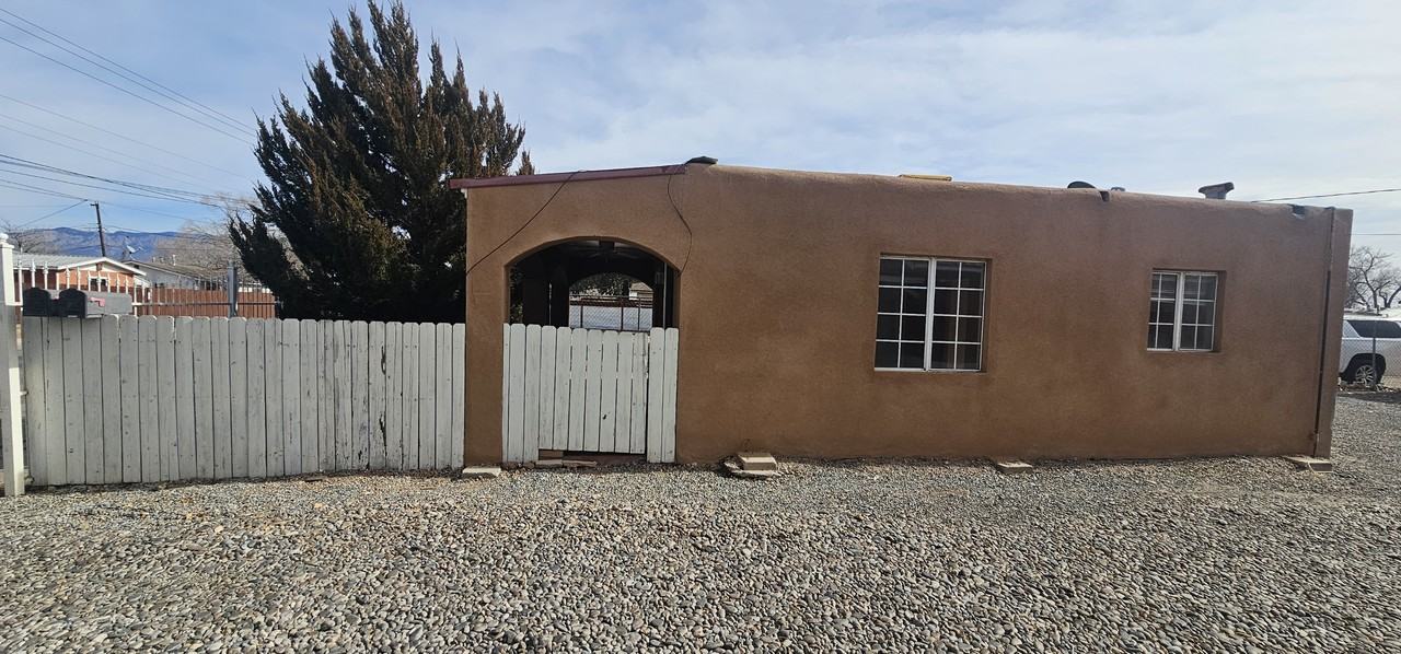 1424 Griegos Rd Nw #NA - Photo 2 of 4