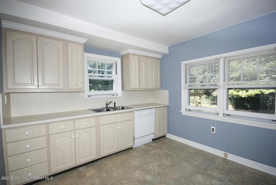 11 Swan Ave - Photo 2 of 9