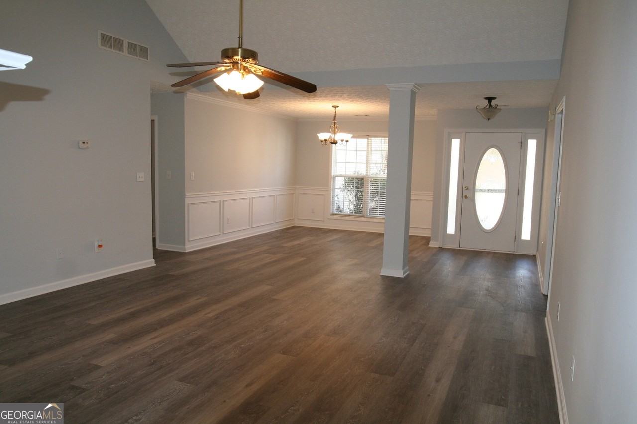 220 Trelawney Dr - Photo 4 of 40