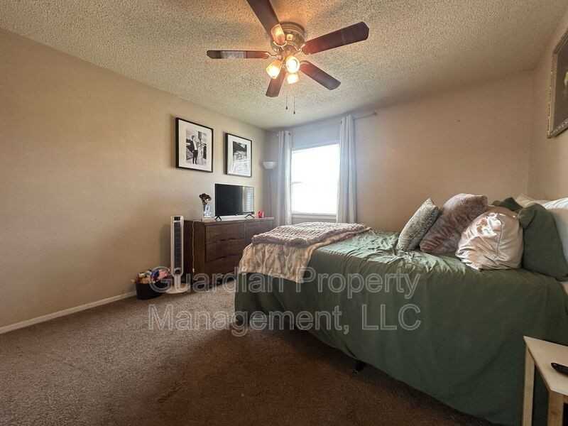 515 W 11th St #11 - Photo 6 of 12