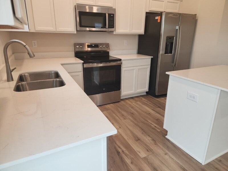 2940 Lund St - Photo 3 of 34