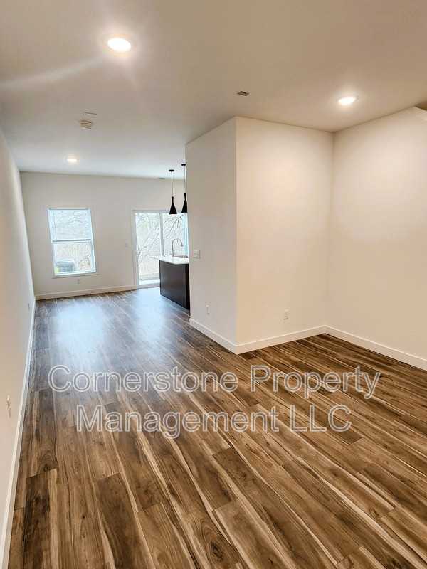 812 E 6th Ter - Photo 3 of 11