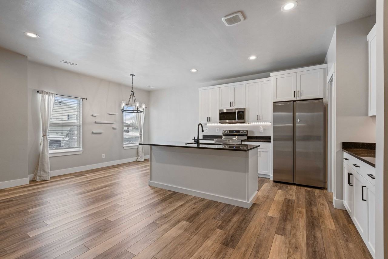 2997 Sunburst Dr - Photo 3 of 47